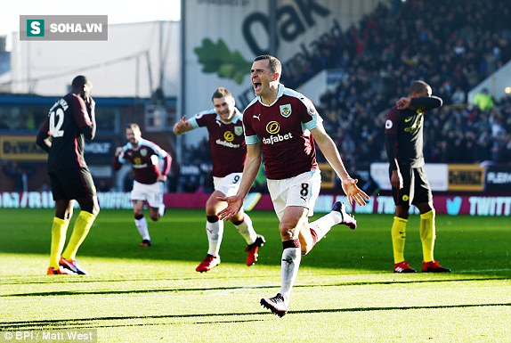 Lội ngược dòng thành công, Man City đánh chiếm ngôi đầu Premier League - Ảnh 1.