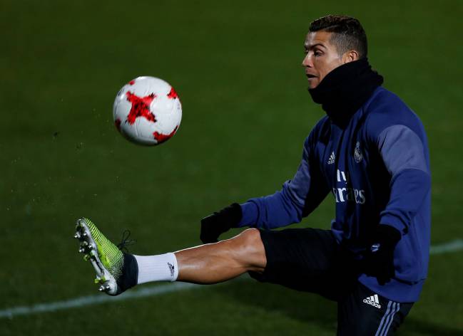 Ronaldo: Giá mà tôi được đá cùng đội với Messi... - Ảnh 1.