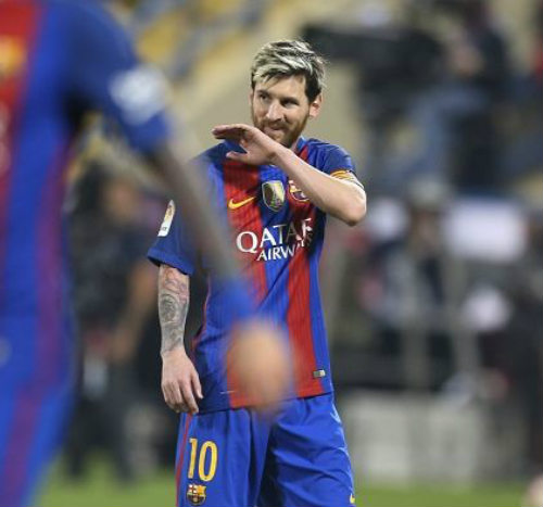 Messi lại gặp vấn đề, còng cả lưng nôn khan - Ảnh 1.