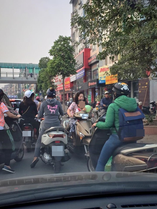 Hành động phá nát giao thông Việt Nam: Nhiều người biết nhưng vẫn tặc lưỡi cho qua - Ảnh 1.