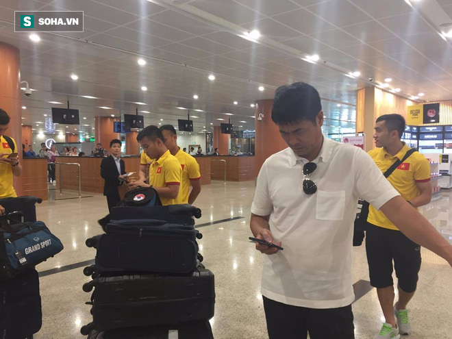 Công Phượng đứng không nổi phải ngồi lên cả vali tại sân bay Myanmar - Ảnh 2.