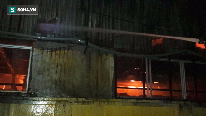 Hà Nội: Kho hàng trong khu công nghiệp La Phù đang bốc cháy dữ dội - Ảnh 7.