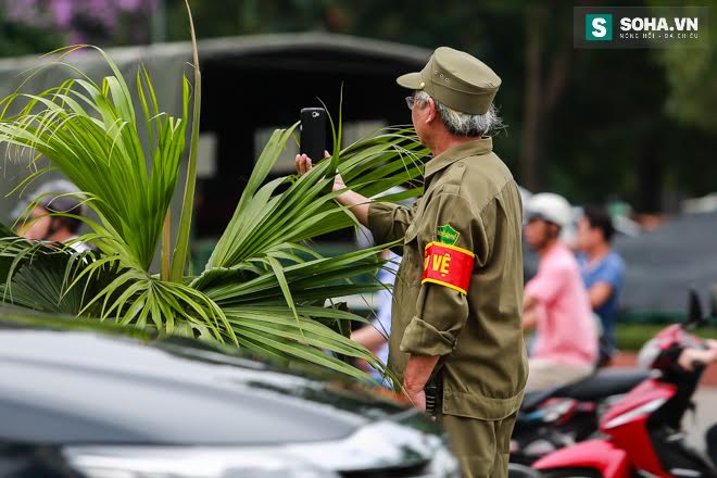 Người dân chào đón Tổng thống Obama trên đường phố Hà Nội - Ảnh 9.