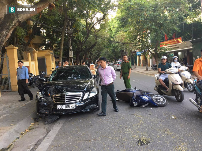 Xe Mercedes tông liên tiếp 2 xe máy trên phố Hà Nội, 4 người bị thương nặng - Ảnh 3.