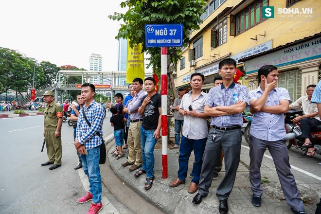 Người dân chào đón Tổng thống Obama trên đường phố Hà Nội - Ảnh 10.