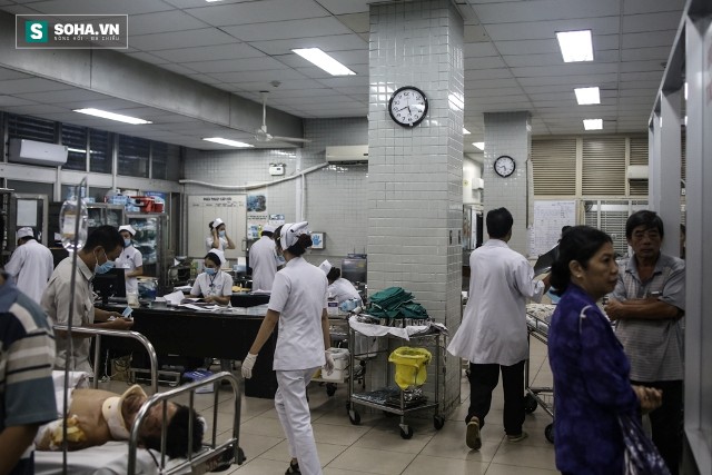 Đêm trắng của bác sĩ khoa cấp cứu: Nơi giành giật mạng sống cho bệnh nhân - Ảnh 17.
