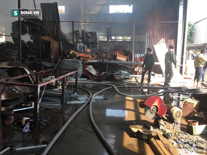 Cảnh tan hoang, đổ nát sau vụ cháy lớn ở khu công nghiệp Ngọc Hồi - Ảnh 5.