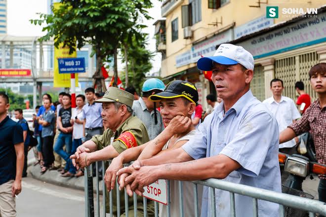 Người dân chào đón Tổng thống Obama trên đường phố Hà Nội - Ảnh 11.