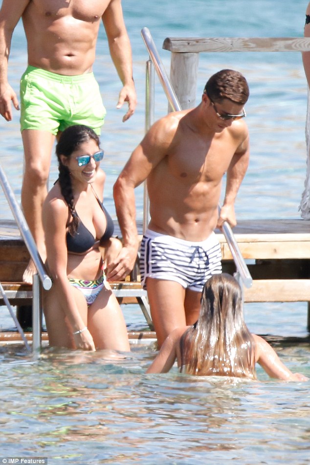 Bắt gặp Ronaldo nắm tay hot girl bí ẩn - Ảnh 3.
