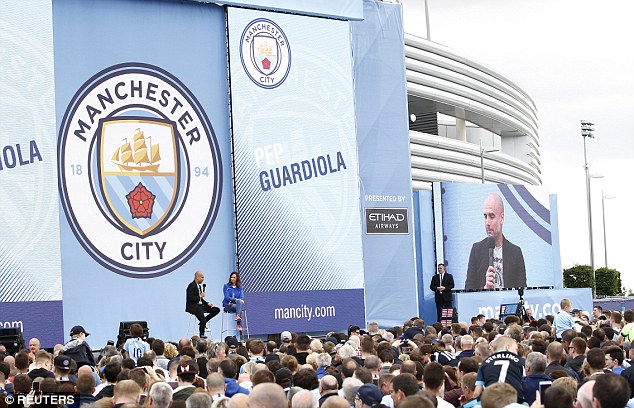 Pep Guardiola lớn tiếng đòi... đá đít cầu thủ Man City - Ảnh 2.