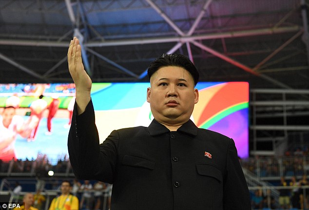 CĐV bí ẩn y hệt Kim Jong-un tại Olympic Rio - Ảnh 1.