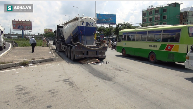 Xe đầu kéo cuốn người đàn ông vào gầm kéo lê ở Sài Gòn - Ảnh 1.