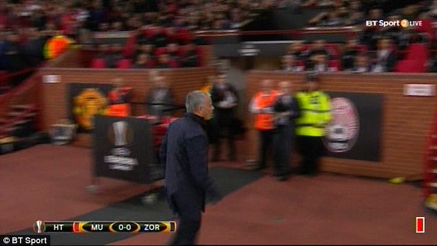 Sai sót tai hại, trợ lý bị Mourinho trách mắng giữa trận đấu - Ảnh 3.