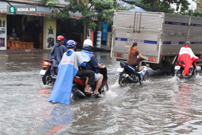 Mưa tầm tã sáng thứ 2, người Sài Gòn lội nước đi làm - Ảnh 3.