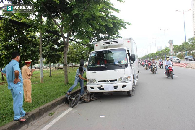 Người bị kéo lê, người đập vào kính xe ô tô trên xa lộ Hà Nội - Ảnh 1.