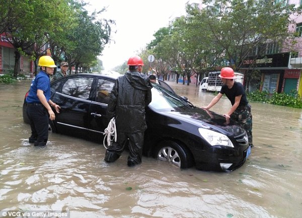 Ra đường trong cơn bão, người đàn ông bị gió thổi bay hơn 10 mét - Ảnh 3.