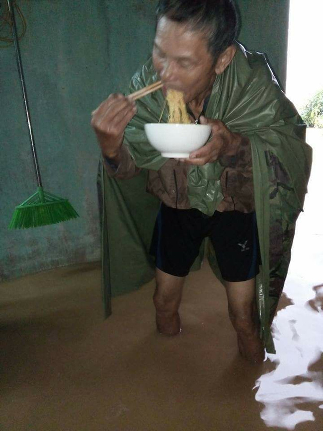 Bát mì tôm và bữa ăn vội vàng trong căn nhà ngập ở Quảng Bình khiến nhiều người nghẹn ngào - Ảnh 4.