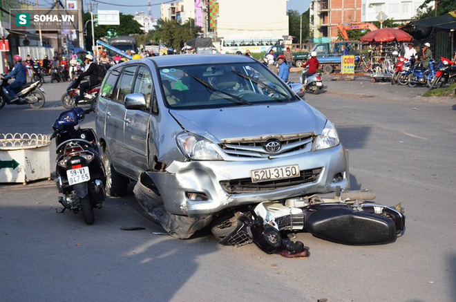 Ô tô điên gây tai nạn liên hoàn, kéo lê xe máy hàng chục mét - Ảnh 1.