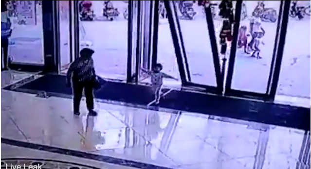 Cửa kính trung tâm thương mại bất ngờ đổ ập lên bé gái khiến ai nấy rụng rời tay chân - Ảnh 1.