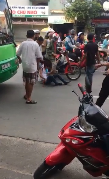 Trộm xe máy, chàng trai bị kéo lê, đánh dã man giữa phố Sài Gòn - Ảnh 2.