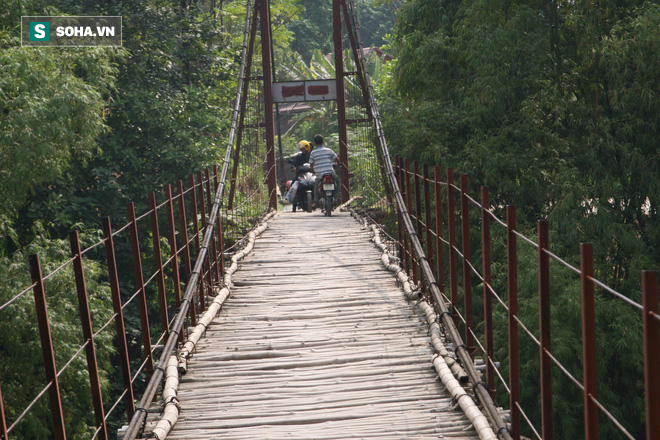 Run rẩy đi qua “cây cầu dành cho người thích cảm giác mạnh” ở Thái Nguyên - Ảnh 1.