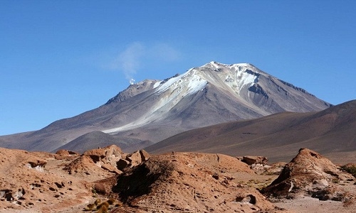 Phát hiện khối nước lớn 1000 độ C dưới núi lửa ở Bolivia - Ảnh 1.