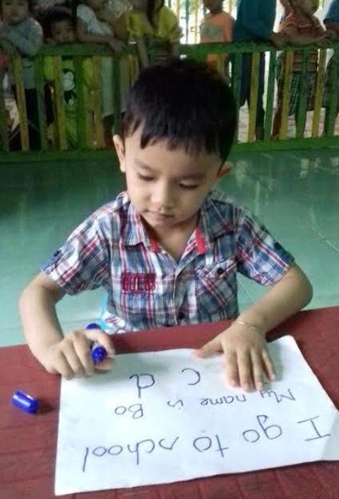 Chưa được dạy, bé 4 tuổi đã đọc tiếng Anh vanh vách - Ảnh 1.