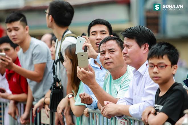 Người dân chào đón Tổng thống Obama trên đường phố Hà Nội - Ảnh 13.