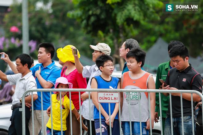 Người dân chào đón Tổng thống Obama trên đường phố Hà Nội - Ảnh 14.