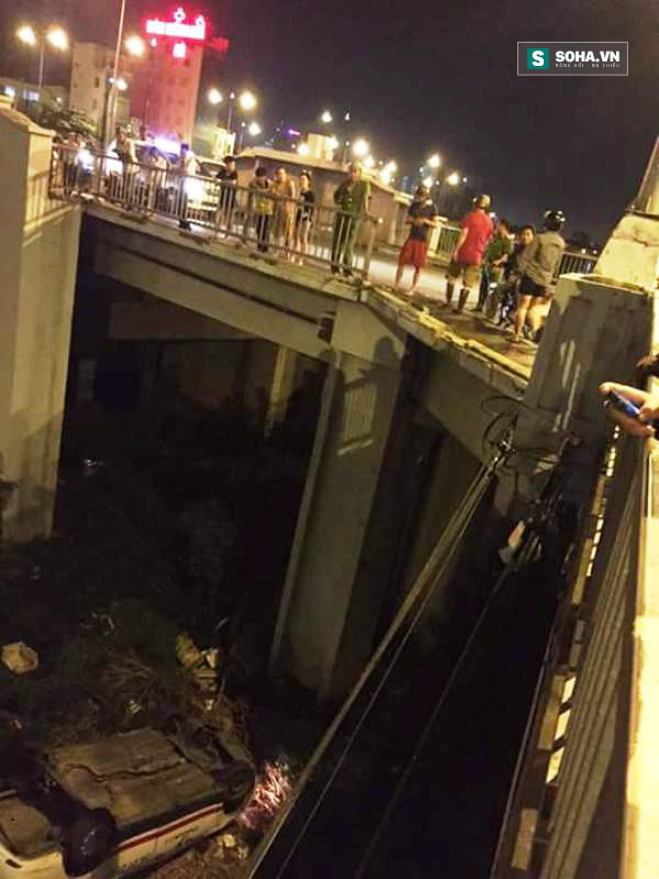 Taxi lao xuống cầu, người dân phá cửa cứu tài xế trong đêm - Ảnh 1.
