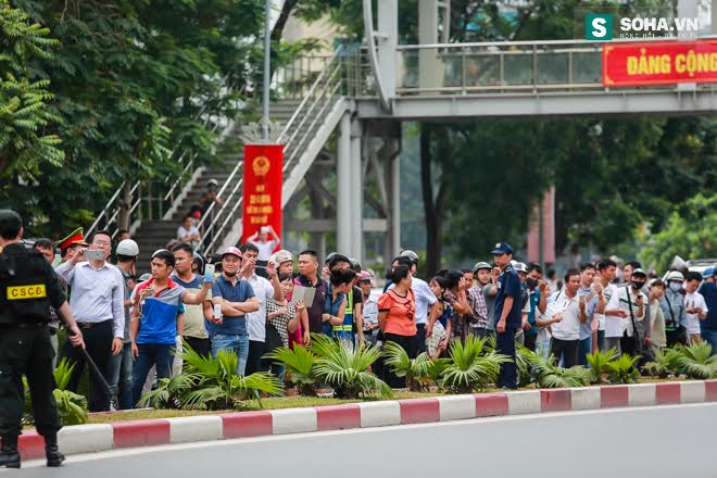 Người dân chào đón Tổng thống Obama trên đường phố Hà Nội - Ảnh 16.