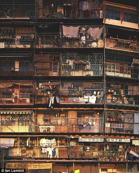 Bức tranh toàn cảnh thành phố bẩn thỉu và đông dân nhất Hong Kong - Ảnh 19.