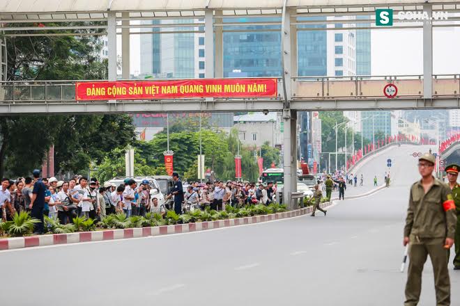 Người dân chào đón Tổng thống Obama trên đường phố Hà Nội - Ảnh 8.