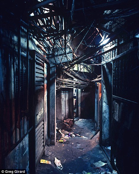 Bức tranh toàn cảnh thành phố bẩn thỉu và đông dân nhất Hong Kong - Ảnh 20.