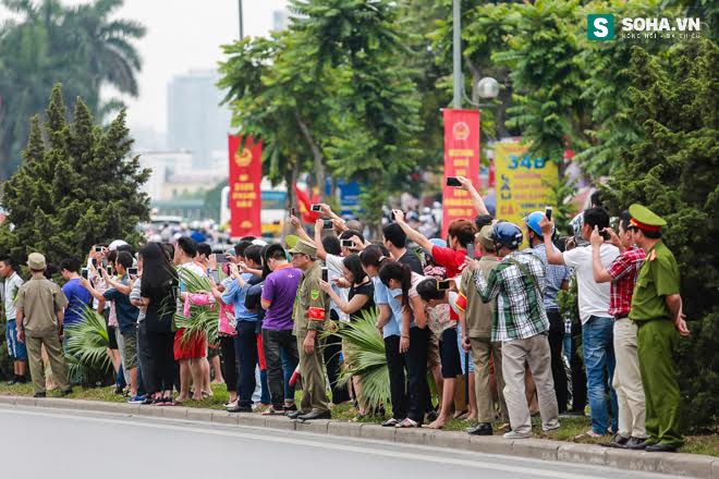 Người dân chào đón Tổng thống Obama trên đường phố Hà Nội - Ảnh 19.