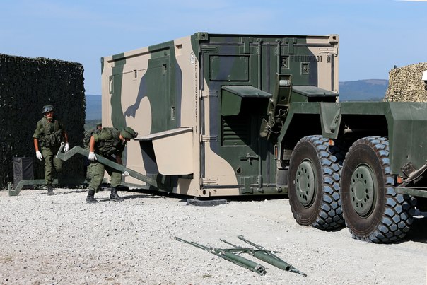 Soi hai mẫu xe quân sự NATO đang phục vụ trong Quân đội Nga - Ảnh 2.