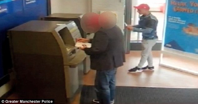 Giả vờ phát tờ rơi, cướp tiền tại cây ATM giữa ban ngày ban mặt - Ảnh 4.