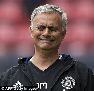 Tấu hài bên đường biên, Mourinho nhận được quà siêu độc - Ảnh 3.