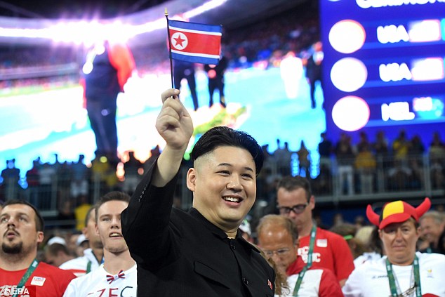 CĐV bí ẩn y hệt Kim Jong-un tại Olympic Rio - Ảnh 2.