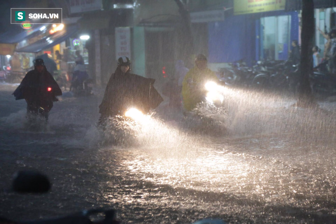 Mưa như trút ở Sài Gòn, nước ngập đến nửa thân người - Ảnh 2.