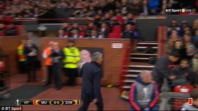 Sai sót tai hại, trợ lý bị Mourinho trách mắng giữa trận đấu - Ảnh 4.