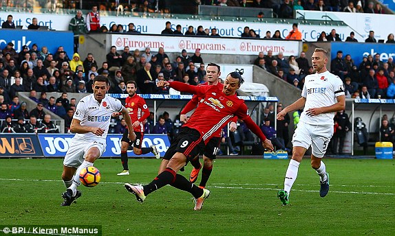 Swansea 1-3 Man United: Ibra thăng hoa, nhưng fan Man United lại méo mặt - Ảnh 3.