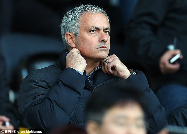Smalling dính chấn thương, Mourinho ê mặt vì trách nhầm học trò - Ảnh 2.