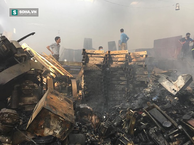 Cảnh tan hoang, đổ nát sau vụ cháy lớn ở khu công nghiệp Ngọc Hồi - Ảnh 6.