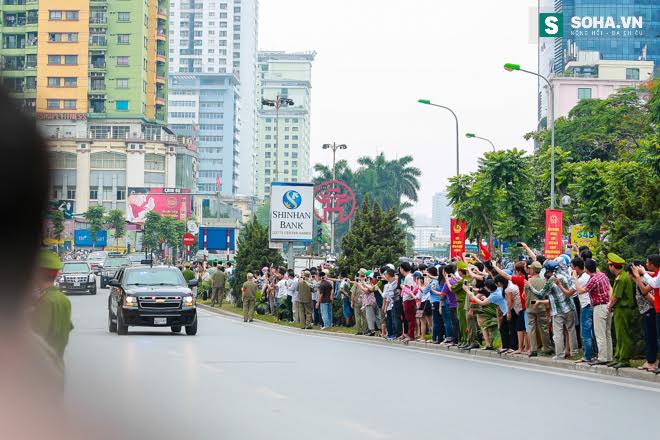 Người dân chào đón Tổng thống Obama trên đường phố Hà Nội - Ảnh 18.