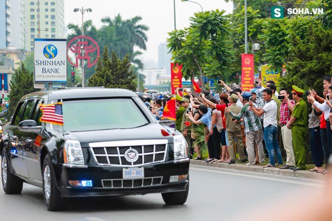 Người dân chào đón Tổng thống Obama trên đường phố Hà Nội - Ảnh 20.