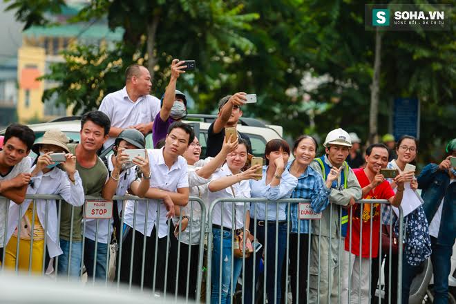 Người dân chào đón Tổng thống Obama trên đường phố Hà Nội - Ảnh 21.