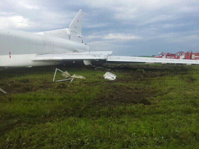 Máy bay ném bom Tu-22M3 bất ngờ trượt khỏi đường băng - Ảnh 4.