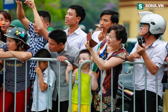 Người dân chào đón Tổng thống Obama trên đường phố Hà Nội - Ảnh 22.