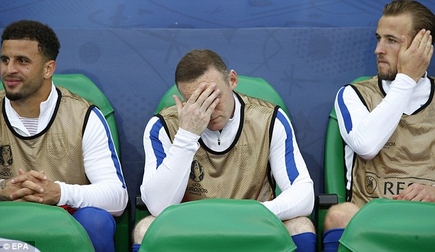 Roy Hodgson cố bảo vệ cục cưng, Rooney cáu giận ra mặt - Ảnh 2.